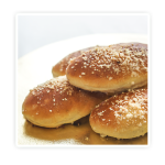 Drożdzóweczki z ciasta drożdzowego z prażonym jabłkiem wykończone kruszonką.