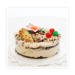 Torcik tiramisu - Delikatny , ciemny biszkopt nasączony mocną kawą z odrobiną alkoholu.Przełożony bitą śmietaną na bazie serka mascarpone ,z dużą ilością likieru amaretto.